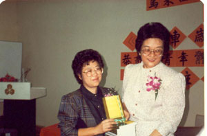 20 赠书于副部长(推介礼主持人)